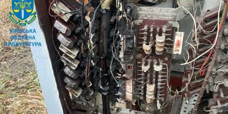 На Бучанщині диверсант підпалив релейну шафу Укрзалізниці