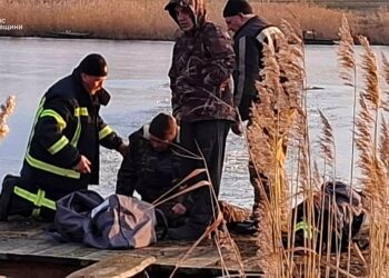 На Фастівщині рятувальники витягнули з крижаної води рибалку