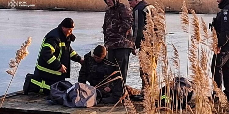 На Фастівщині рятувальники витягнули з крижаної води рибалку