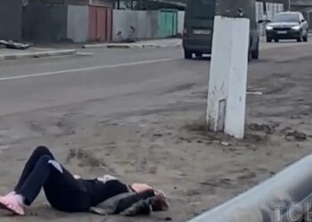 На Київщині люди у військовій формі побили хлопця, а його матір потягнули за машиною (ДОКУМЕНТ)