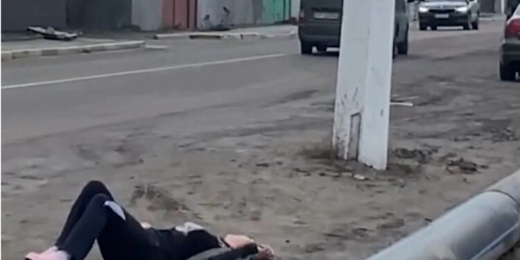 На Київщині люди у військовій формі побили хлопця, а його матір потягнули за машиною (ДОКУМЕНТ)