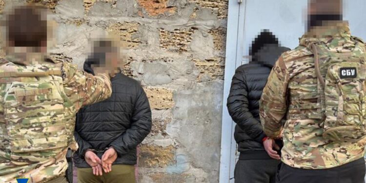 На Київщині викрили чорних торгівців, які вивозили зброю із зони бойових дій