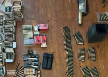 Намагалися продати криміналітету “трофейну” зброю і боєприпаси: ​СБУ і Нацпол затримали 10 ділків