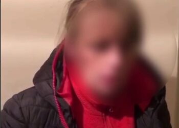 Поліцейські Київщини розшукали батьків, які покинули новонароджену дитину на вулиці в господарській сумці