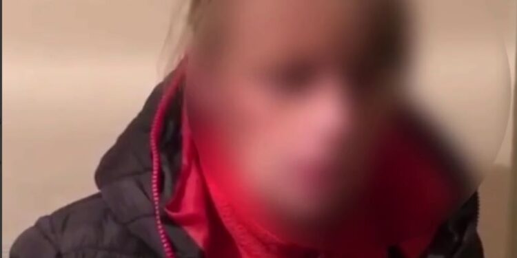 Поліцейські Київщини розшукали батьків, які покинули новонароджену дитину на вулиці в господарській сумці