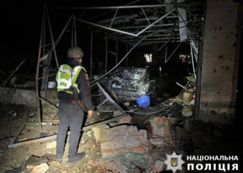 Пошкоджені будинки та автомобілі: поліцейські Київщини фіксують наслідки нічної атаки