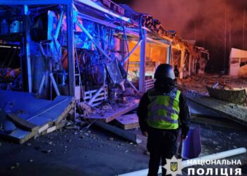 Пошкоджені будинки та автомобілі: поліція Київщини документує наслідки атаки рф