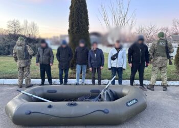 Прикордонники затримали на Закарпатті шістьох чоловіків, які заплатили по $15 тис. за човен через Тису. Відео