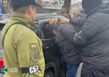 СБУ за сприяння ексначальника Київської ОВА Руслана Кравченка викрила податківця-хабарника