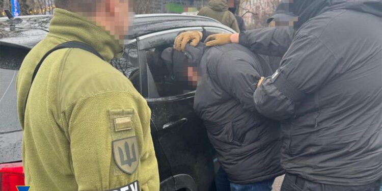 СБУ за сприяння ексначальника Київської ОВА Руслана Кравченка викрила податківця-хабарника