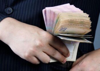 Середня зарплата чиновників в Україні зросла на 61%: скільки отримують дерслужбовці та керівництво |