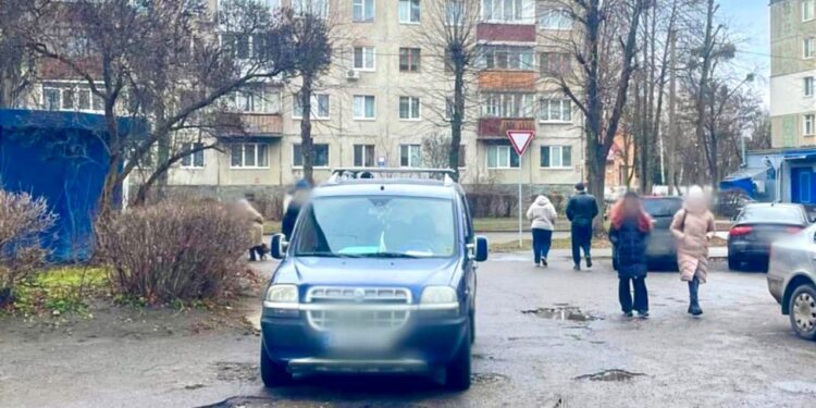 У Білій Церкві водій легковика збив жінку під час руху заднім ходом