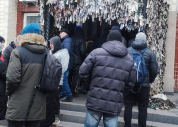 У Броварах чоловіки з ночі чекають, щоб пройти ВЛК