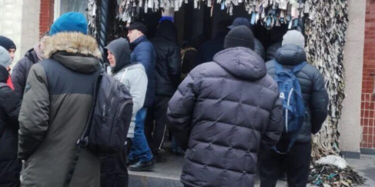 У Броварах чоловіки з ночі чекають, щоб пройти ВЛК