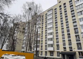 У Бучі триває відновлення багатоповерхівки на вулиці Яблунська