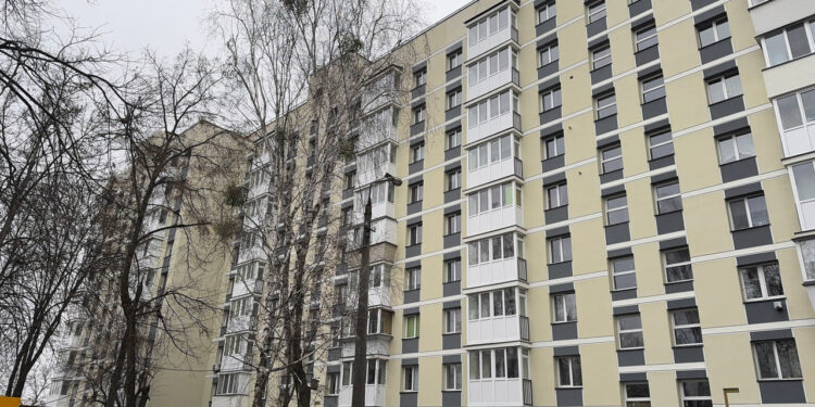 У Бучі триває відновлення багатоповерхівки на вулиці Яблунська