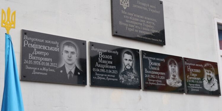 У Васильківській гімназії №8 відкрили меморіальні дошки полеглим випускникам