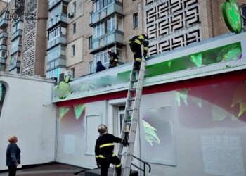 В Ірпені жінка випала з 4-го поверху житлового будинку