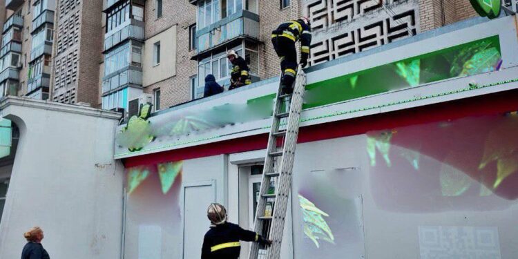 В Ірпені жінка випала з 4-го поверху житлового будинку