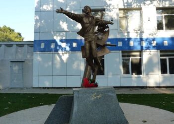 В Одесі вночі демонтували пам’ятник Висоцькому. Його поставлять усередині місцевої кіностудії