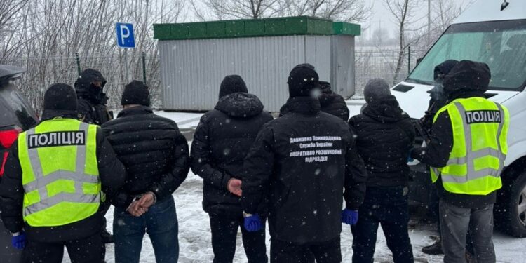 Житель Київщини намагався потрапити до Румунії за 10 тисяч доларів: організаторів схеми затримали