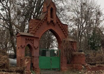 Кияни вимагають зупинити демонтаж історичної огорожі Байкового кладовища | ПРО ГОЛОВНЕ