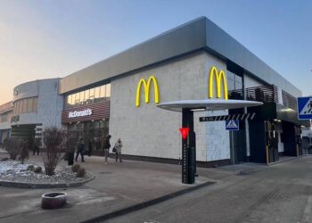 McDonald’s біля метро Лук’янівська відкрився після обстрілів і ремонту | ПРО ГОЛОВНЕ