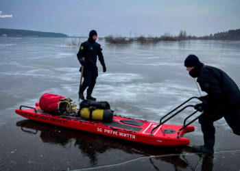 На Київщині рятувальники дістали з-під криги тіло зниклого рибалки