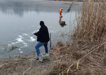 На Обухівщині рятувальники дістали з-під криги потопельника