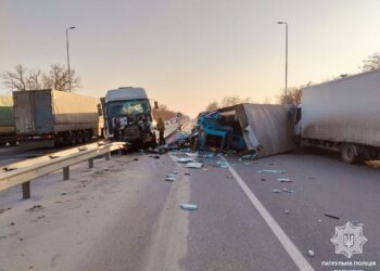 На трасі Київ-Одеса сталася масштабна ДТП: три смуги руху перекрито