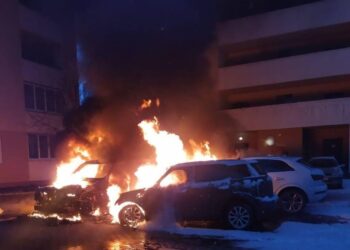 Поліція встановлює обставини загоряння автівок на Бучанщині