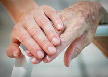 “Прив’язують до ліжок”. Лубінець заявив про грубі порушення в пансіонаті для людей похилого віку у Хмельницькій області. Фото