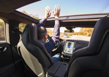 Протягом 2025 року 2 із 3 нових електромобілів отримають автопілот – Автоновини