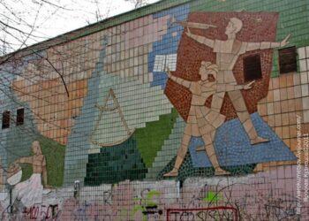 Школа №31 у Києві має мозаїку на торці, яку хочуть зашити утепленням | ПРО ГОЛОВНЕ