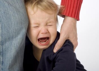 У дитсадку Броварів вихователька смикала та піднімала за одяг дитину