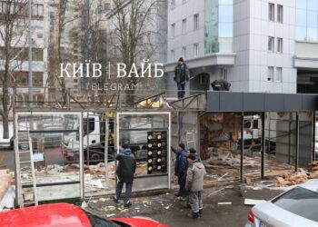 У Києві демонтують МАФи на Печерській площі | ПРО ГОЛОВНЕ