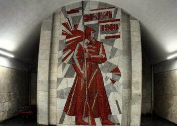 У Києві демонтують мозаїку з червоноармійцем на станції метро Палац Україна | ПРО ГОЛОВНЕ