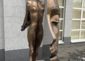 У Києві встановили скульптуру Be Brave — символ незламності | ПРО ГОЛОВНЕ