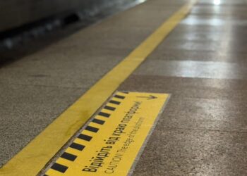 У київському метро встановили інформаційні наліпки | ПРО ГОЛОВНЕ