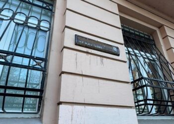 У Львові невідомі пошкодили табличку з назвою вулиці імені Фаріон. Відео