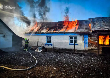 У Володарці горів житловий будинок та гараж (ФОТО)