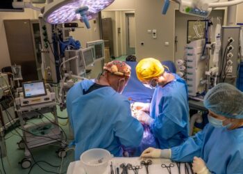 В “Охматдиті” провели унікальну нейрохірургічну операцію за допомогою обладнання від Фонду Ріната Ахметова