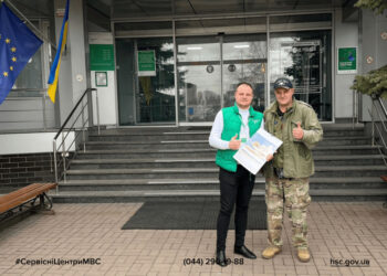 Військовий Іван Пономаренко подарував сервісному центру МВС Київщини унікальний артефакт