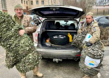 Волонтери з Ворзеля передали військовим 4 тисячі окопних свічок та 40 маскувальних сіток