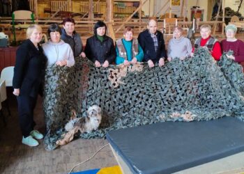 Жителі Здвижівки виготовили 15 маскувальних сіток для захисників