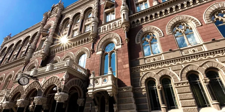 НБУ відкликав ліцензії небанка та страховика