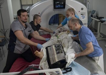 “Без нього – це різати наосліп”. Госпіталю в Харкові потрібен новий томограф для лікування бійців