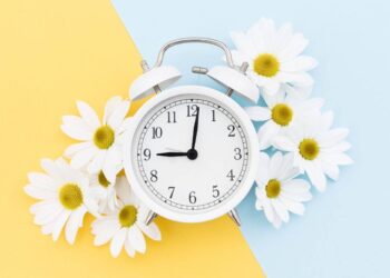 Часова плутанина: коли і чи потрібно переводити годинники на літній час