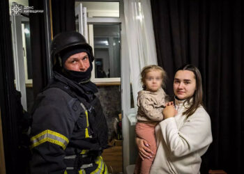 Дворічна дитина зачинила маму на балконі в Ірпені — рятувальники оперативно зреагували