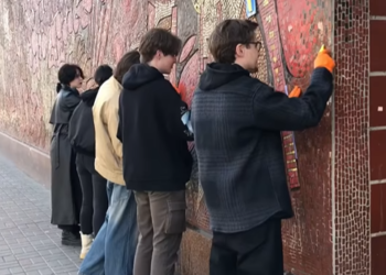 Мозаїки на бульварі Лесі Українки кияни очистили від оголошень | ПРО ГОЛОВНЕ